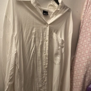 Skjorta - Köpt på Gina. Lite för stor för mig och därav kommer den inte till användning!