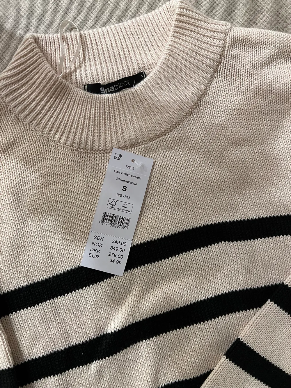 Jag säljer denna randiga och helt nya tröjan från Gina! Prislappen sitter kvar. Super trendig och snygg. Den har aldrig kommit till användning & köptes förra året vilket innebär att den inte längre finns i Gina Tricots sortiment. . Stickat.