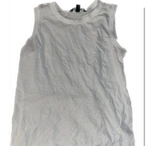 VITT LINNE - Linne med bredare axlar. Barnstorlek men jag skulle säga att det är storlek xs-m beroende på om man vill ha det löst eller tight. Kolla gärna resten av mina inlägg 🫶🏻🫶🏻❤️❤️