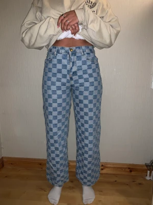 Rutiga jeans - Jeans med chackrutigt mönster. Väldigt lätta och tunna med vid passform. Så snygga men tyvärr för små nu. Passar xs-m💙💙köpen står för frakten! 