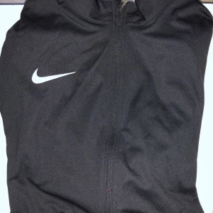 Nike Zip Kofta - Svart nike zip kofta Oanvänd, pris kan diskuteras!