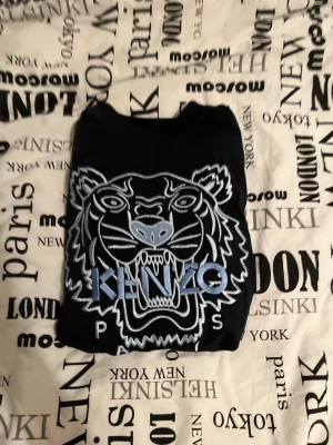 Kenzo tröja  - Äkta kenzo tröja. Inga repor eller liknande. Använd en gång. Märkte att den är för stor för mig.   Nypris: 3500kr