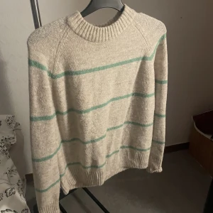 Randing tröja - Stickat randig tröja från monki