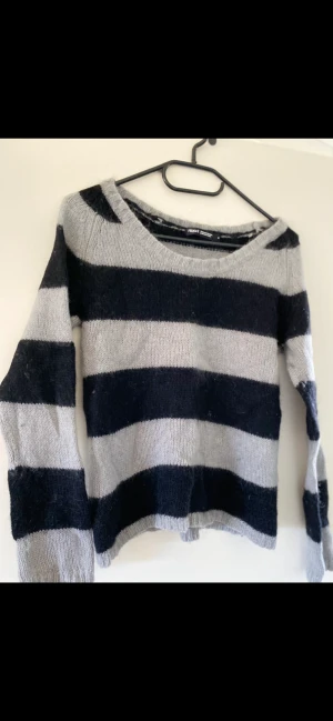 Filipp  k stickat strl 34  - Fin stickad grå och svart  Randig  Från Filippa k. ☀️🤗köparen betalar portot 