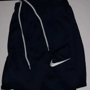 Nike byxor - Svarta Nike byxor Oanvända, pris kan diskuteras! 