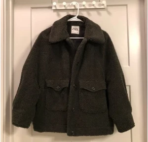 Jacka - Grön faux fur jacka från Zara, perfekt för höst och vinter!❄️❤️