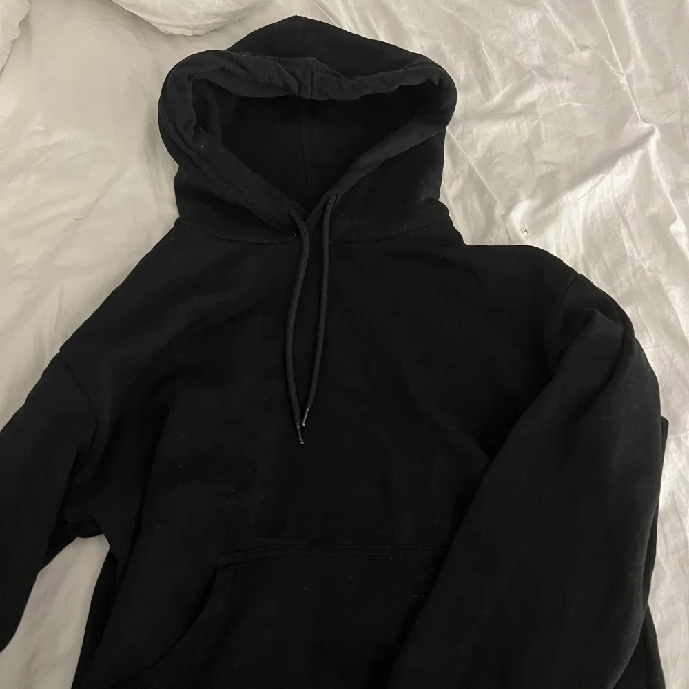 Helt vanlig svart hoodie som inte kommer till användning, bra skick, storlek S😊. Hoodies.