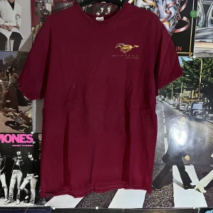 Vintage tröja - Perfekt för alla Mustang älskare! Tyvärr ej perfekt Cond:/ finns en liten större fläck på framsidan men som ej syns om man ej tänker på de! Dm vid frågor:)