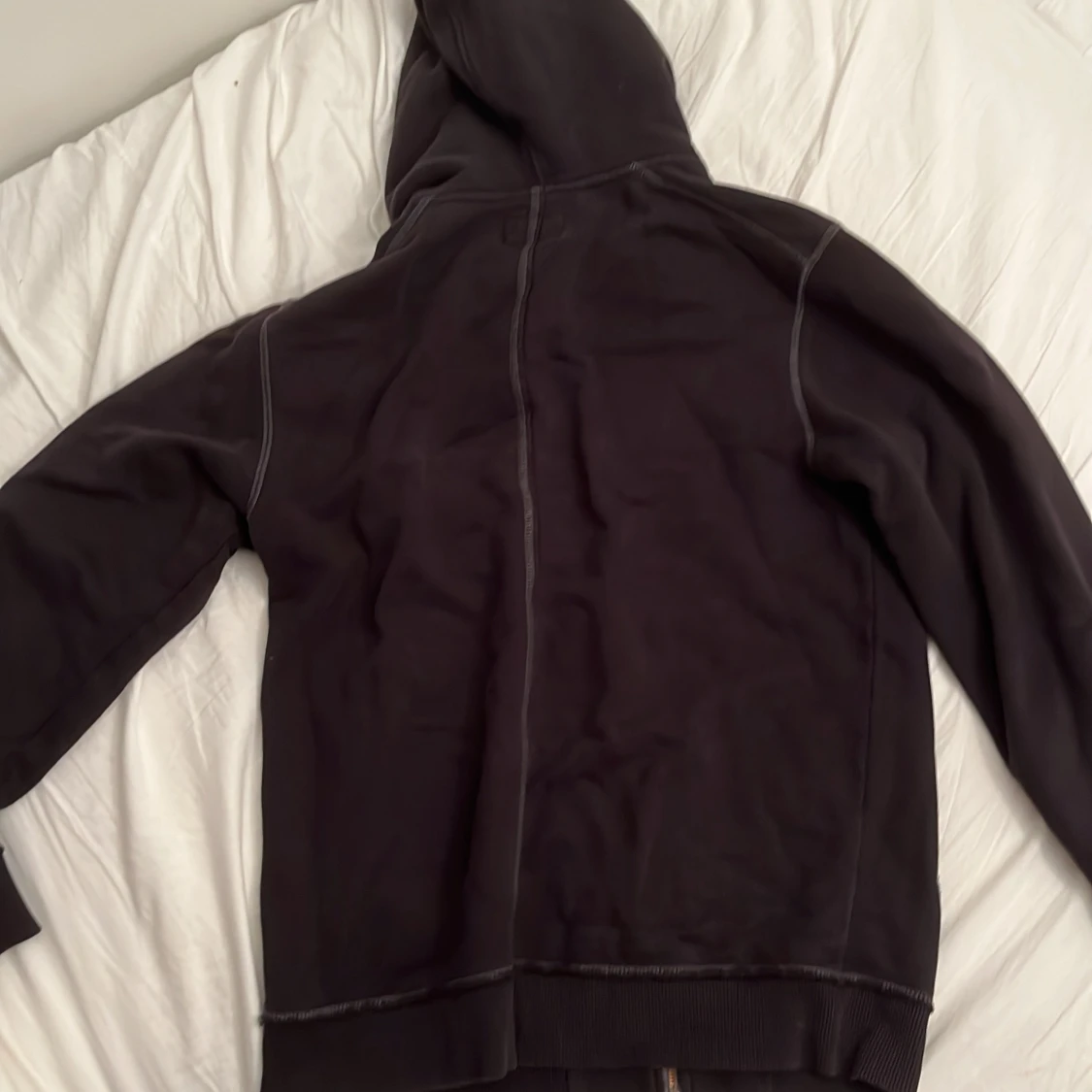 Svart hoodie med tryck - 90