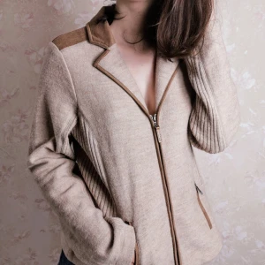 70-tals kofta  - En väldigt 70s kofta i beige färg med suede detaljer. Köpt på secondhand 🌟