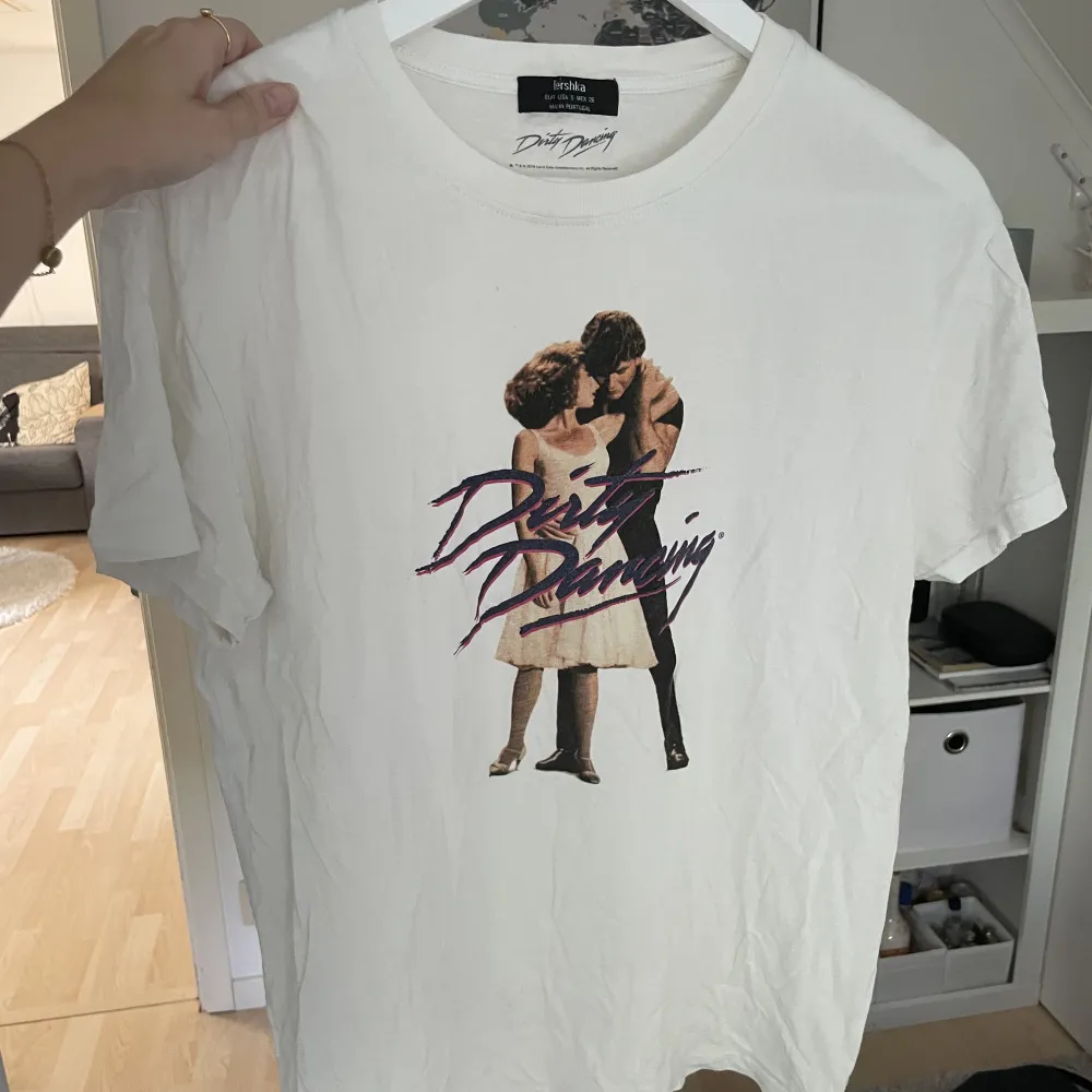Säljer denna roliga Merch T-shirt med dirty dancing tryck. Passar till nästan alla underdelar💃🏼🕺🏼🤗. T-shirts.