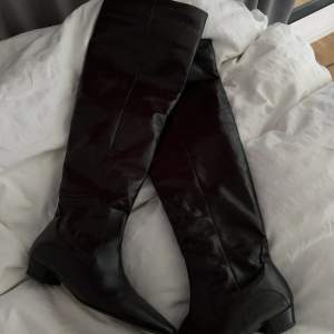 Svarta boots från zara i storlek 39, använda men inga synliga skador🤍Skorna är i ett snyggt svart glansigt skinn!
