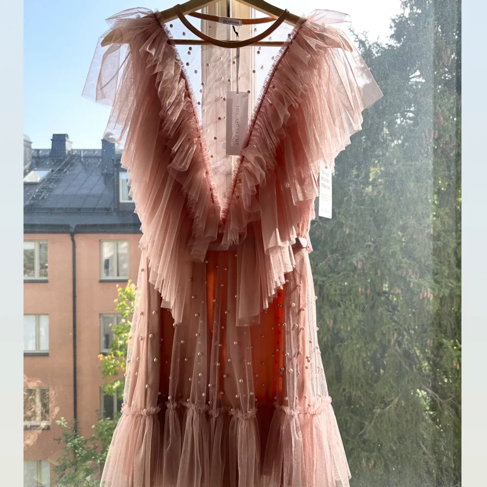 Säljer en helt ny och oanvänd ”Nathalie Dress” Ida Sjöstedt då den inte kommit till användning 🤍  Denna klänning är helt slutsåld överallt. Färg: Rose, Storlek: 36, Nypris: 4799. . Klänningar.