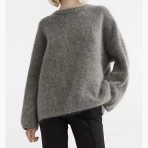 Stickad tröja från Arket🩷 - Säljer den här snygga stickade tröjan från arket som är helt slutsåld💞💘Köpt för 900 kr💗Är väldigt lik den slutsålda mohair tröjan från hm (bild 1) 🩷Inga defekter och har prislapp kvar💕💕Säljer då jag har 2 exemplar🫶🏼 Använd gärna köp nu funktionen❤️