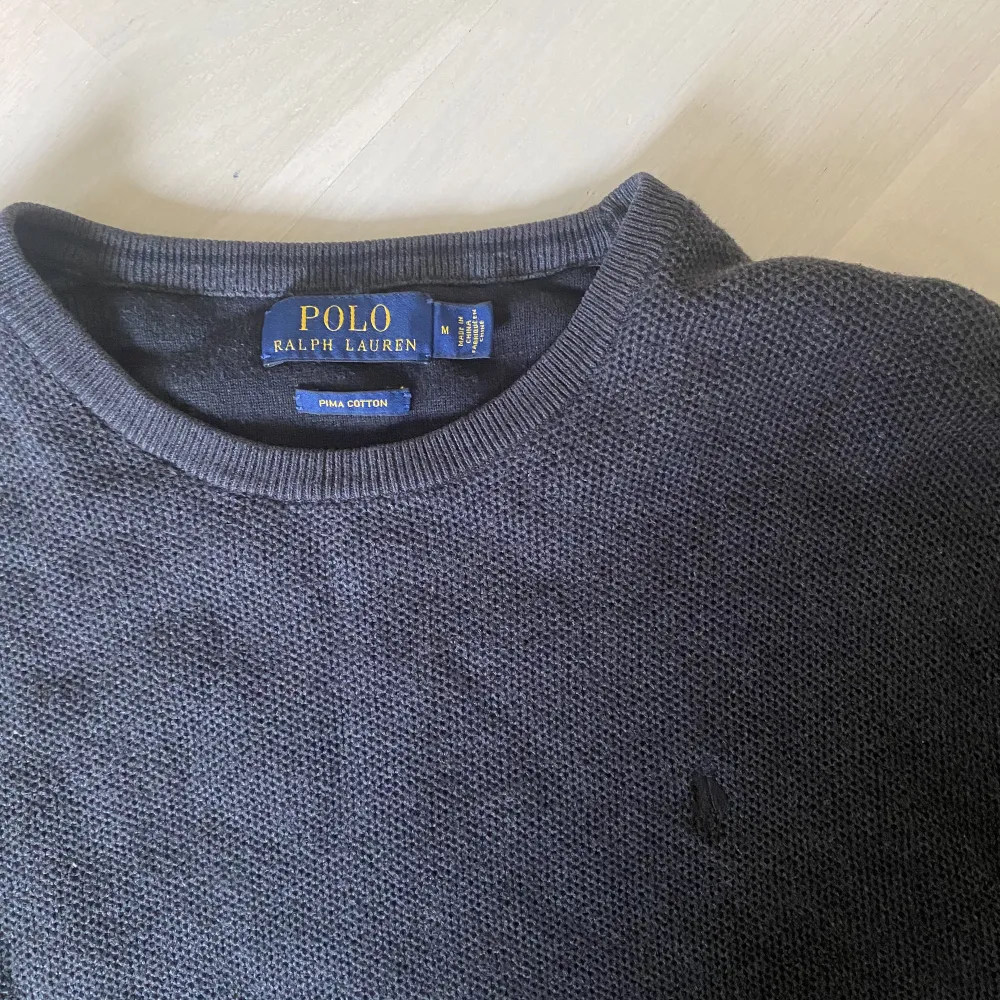 Skitsnygg stickad tröja ifrån Ralph lauren i perfekt skick Storleken är M. Tröjor & Koftor.