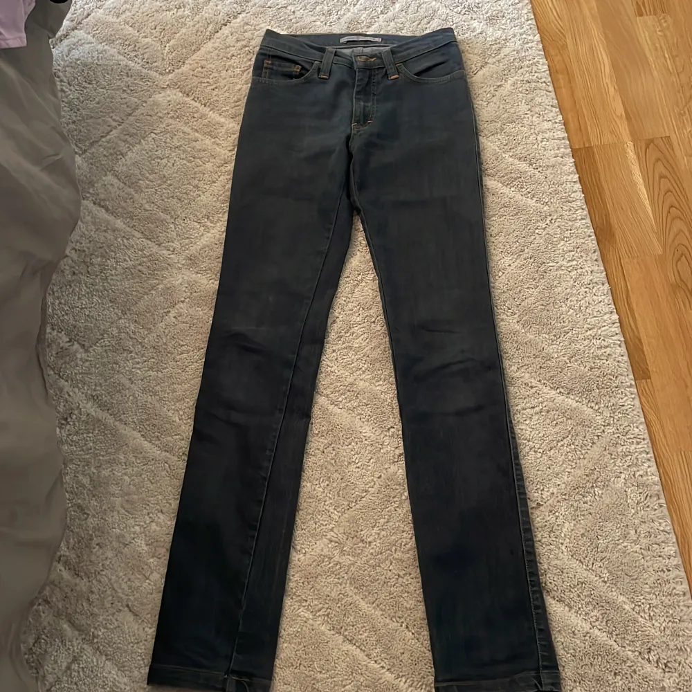 Mörkblåa low waist jeans.. Jeans & Byxor.