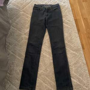 Mörkblåa low waist jeans.