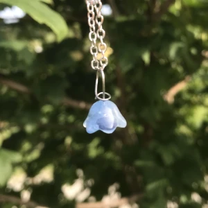 Blåklocka halsbandshänge  - Vacker blåklocka halsbandshänge av glasblommor,fossilsten och silveromfattning. Nytt oanvänt och handgjort. Finns i fler färger på min profil🌺