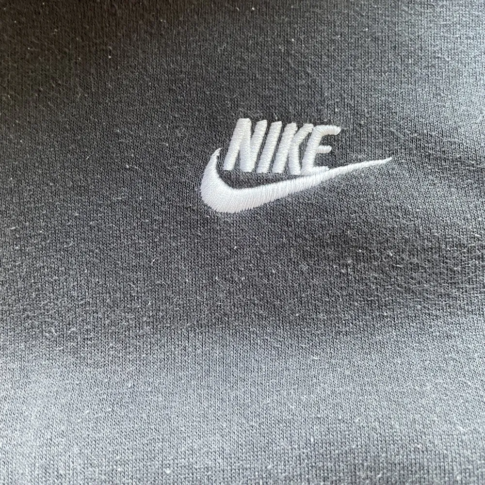 Säljer nu min svarta Nike hoodie för den har blivit för liten! Storlek Xl för barn, motsvara S eller liten M! Kolla gärna resten av min profil! Håller på och garderobränsa. Skickar gärna flera produkter i samma paket!. Hoodies.