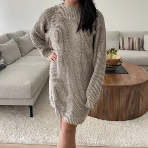 Stickad klänning - Stickad långklänning som är så mysig att ha nu på hösten!! Går att styla vödligt snyggt med ett par boots och någon snygg jacka till😇