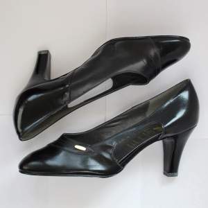 Svarta blanka läderpumps i storlek 5 (38) från Lady X. Smalare modell. Väldigt fint skick! 