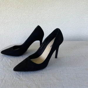 Pumps  - Svarta pumps i storlek 37. Köpta på sellpy. 