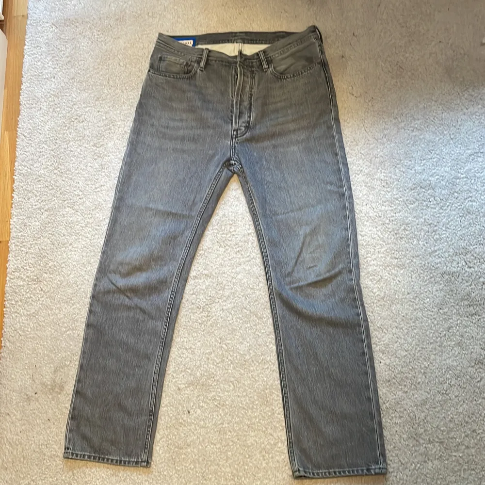 Säljer mina acne jeans pga för små för mig. Använda ett fåtal gånger men de har inga tecken på användning. Skick 9/10. Jeans & Byxor.