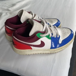 Jordan skor - Säljer dessa coola Jordan 1 low, i använt skick💗 köpta för 1200kr, storlek 39