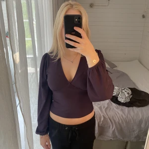 Fest topp - Mörklila fest topp från bikbok, använd fåtal gånger och i väldigt bra skick💕