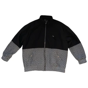 JACKA - Svart jacka med mönster nertill, perfekt höstjacka. Märkt stl L och sitter nice oversize. Räcker ner till rumpan på mig som är 176 cm. Sparsamt använd! 