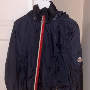 Moncler windbreaker - Knappt använd! Skriv för frågor/funderingar!