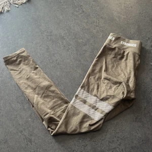 STRONGER Träningstights XS - Träningstights med hög midja Mörkgrön/khaki STRONGER  Storlek: XS/34  Använda men fint skick! 