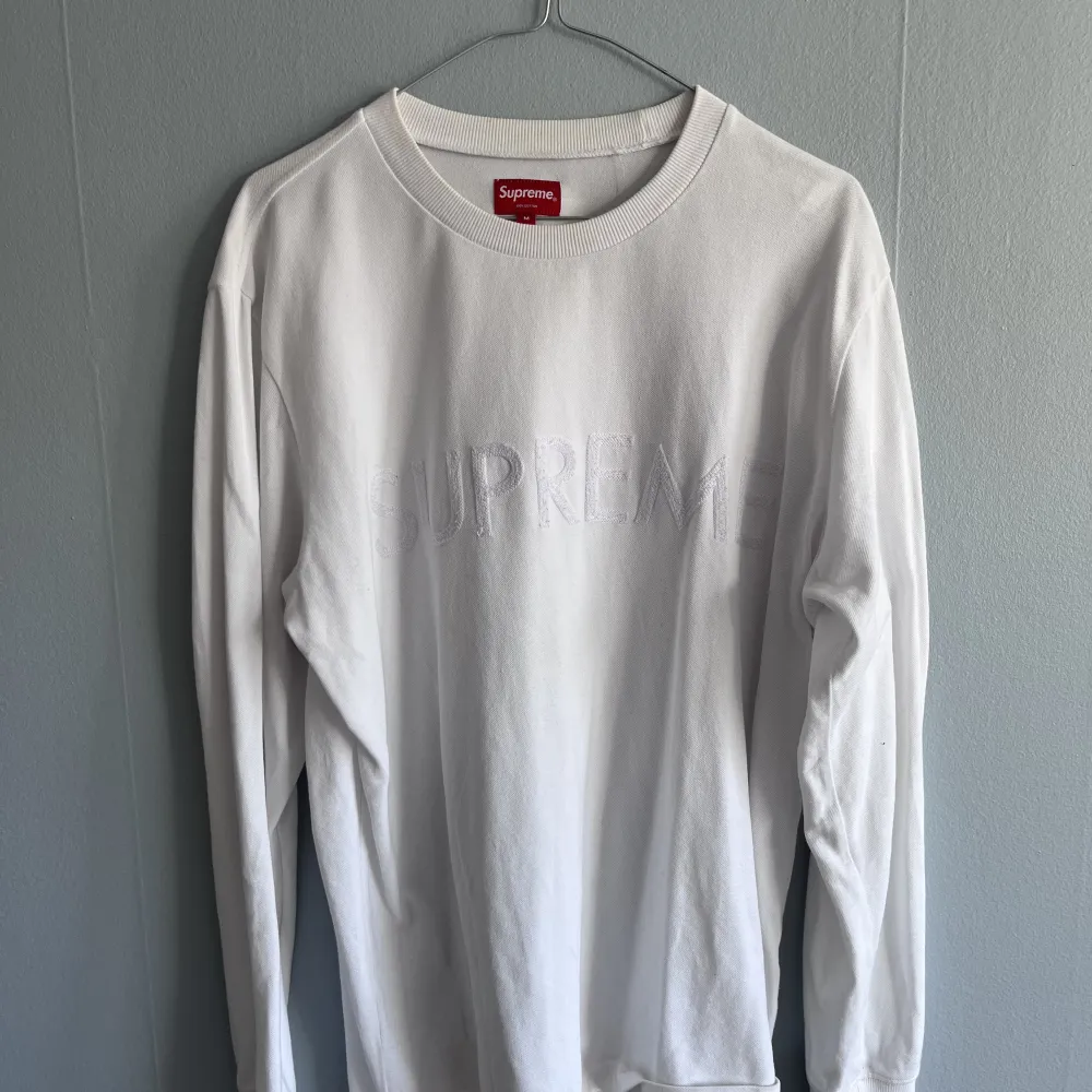Supreme sweatshirt i tunnare modell säljes! Print mitt på bröstet och det är STL M. Tröjor & Koftor.
