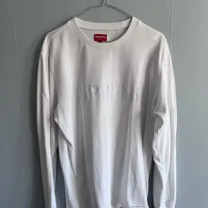 Supreme sweatshirt i tunnare modell säljes! Print mitt på bröstet och det är STL M