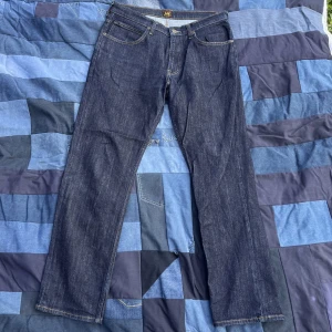 Lee jeans - Perfekta jeans! Inte för tajta eller för baggy, inga defekter alls! Perfekta everyday jeans. Midjemått rakt över  41 cm, totala längd 104 cm, benöppning 20 cm. Dm vid frågor:)