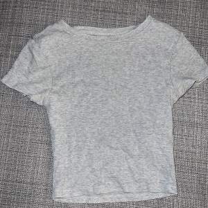 Tight lite kortare T-shirt i storlek xxs men passar även xs. Den är i nyskick/kanske använd 3-4 gånger💕