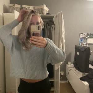 Stickad tröja  - Säljer nu min fina ljusblåa stickade tröja från Monki, sparsamt använd eftersom jag inte använder stickade tröjor så mycket men det är absolut en av mina favorit tröjor💓