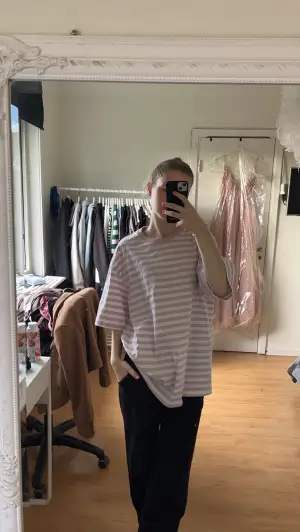 En rosa/vit randig oversized T-shirt från hm, lite hårdare material