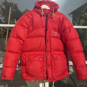 Fjällräven Expedition Vinterjacka - Hej, säljer min väldigt populära röda Fjällräven vinterjacka i bra skick. Storlek XS men kan passa allt från 160-180 cm beroende på storleksperferens. Finns en liten defekt, bild i DM. Nypris över 7000kr. Pris kan diskuteras. Hör av dig vid frågor. 