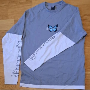 Grå tröja med tryck - Cool grå tröja med oversized fit, storlek M. Köpt på New Yorker, använd nån enstaka gång. Det står Paranoid på armen, men det syns dåligt på bilden. Använd gärna köp nu, kontakta vid frågor eller fler bilder!!<3
