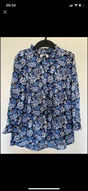 Bondelid ny strl 34 - Söt Blus mönstrad från Bondelid Blå/vit/svart    FRI FRAKT FRAM TILL SÖNDAG KVÄLL🤩👏👏