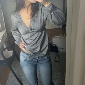 Grå topp - Så fin grå topp i storlek S. Står tyvärr inget märke i den. Super bra skick!