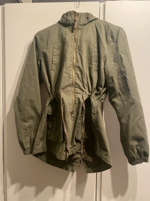 Var jacka från H&M - Mossgrön vårjacka från H&M strl 158 i fint skick.