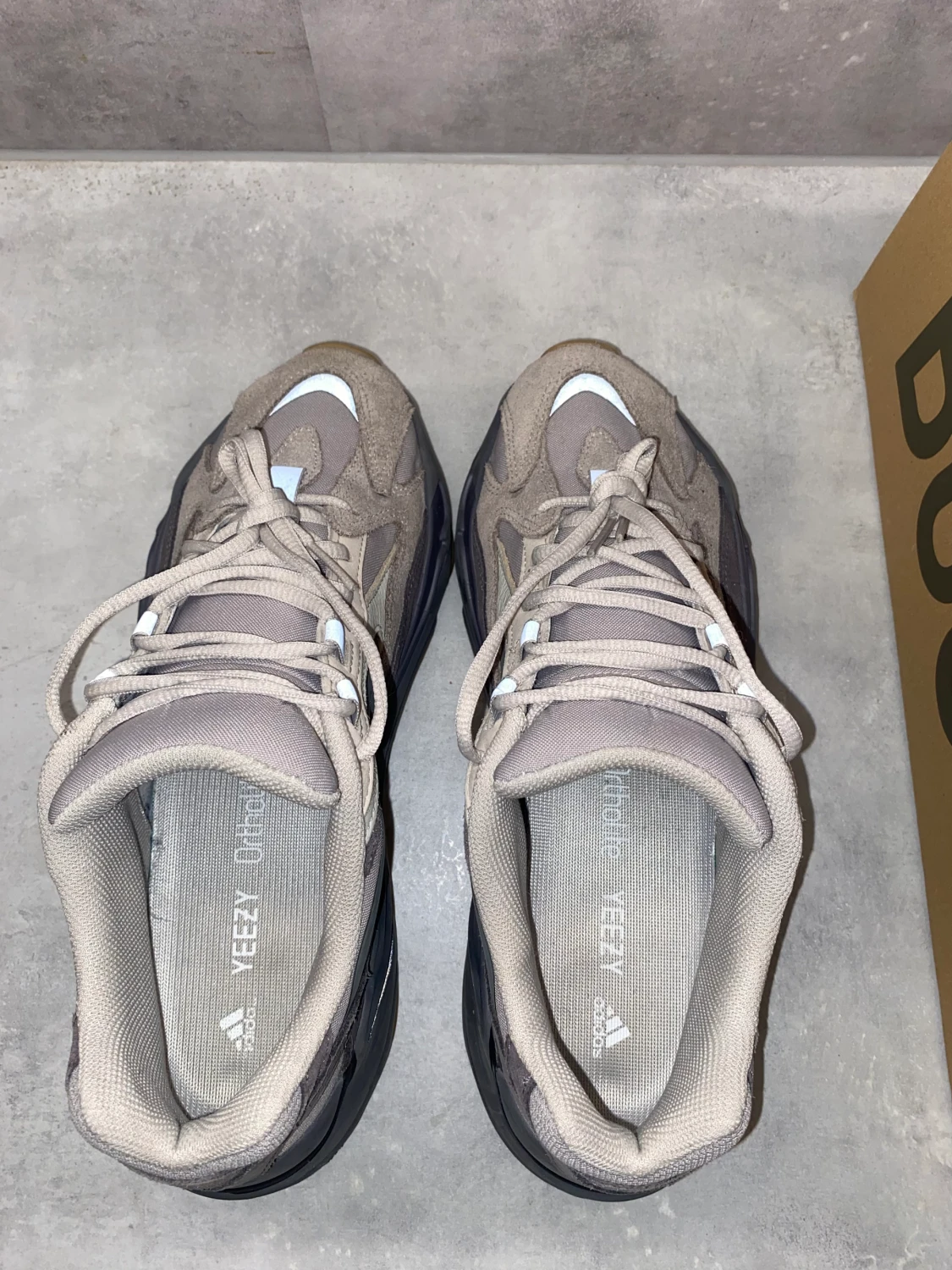 Yeezy 700 tephra - 90