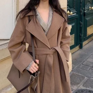 Brun lång kappa - Super fin kapp med hög kvalitet. Sista bilden är min egen. Första är från sidan som den köptes från 🤎