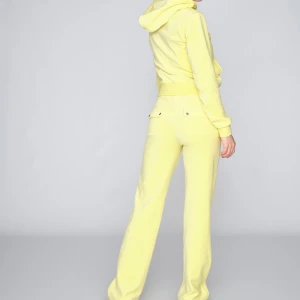 Juicy Couture Set - 2-delat set i färgen Yellow Pear, sparsamt använt. Färgen är väldigt fin i verkligheten!  Pris går att diskutera🫶🏽