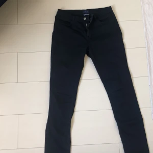 Gant byxor mörk blå - Säljer oanvända Gant stretch byxor i stl S, slim fit. De har en fin mörkblå färg och består av 88 procent bomull och resten polyester. 