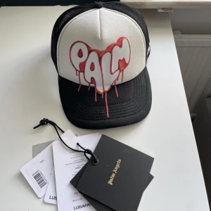 Palm angels keps  - Palm angels keps. Tags finns. Perfekt till sommaren. Skick 7,5/10.