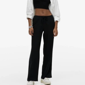 Svarta linnebyxor - Säljer mina svarta lågmidjade linnebyxor som är använda en gång. Storlek S. Köparen står för frakten!