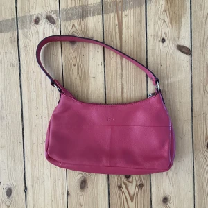 Väska  - Liten väska i rosa skinn 